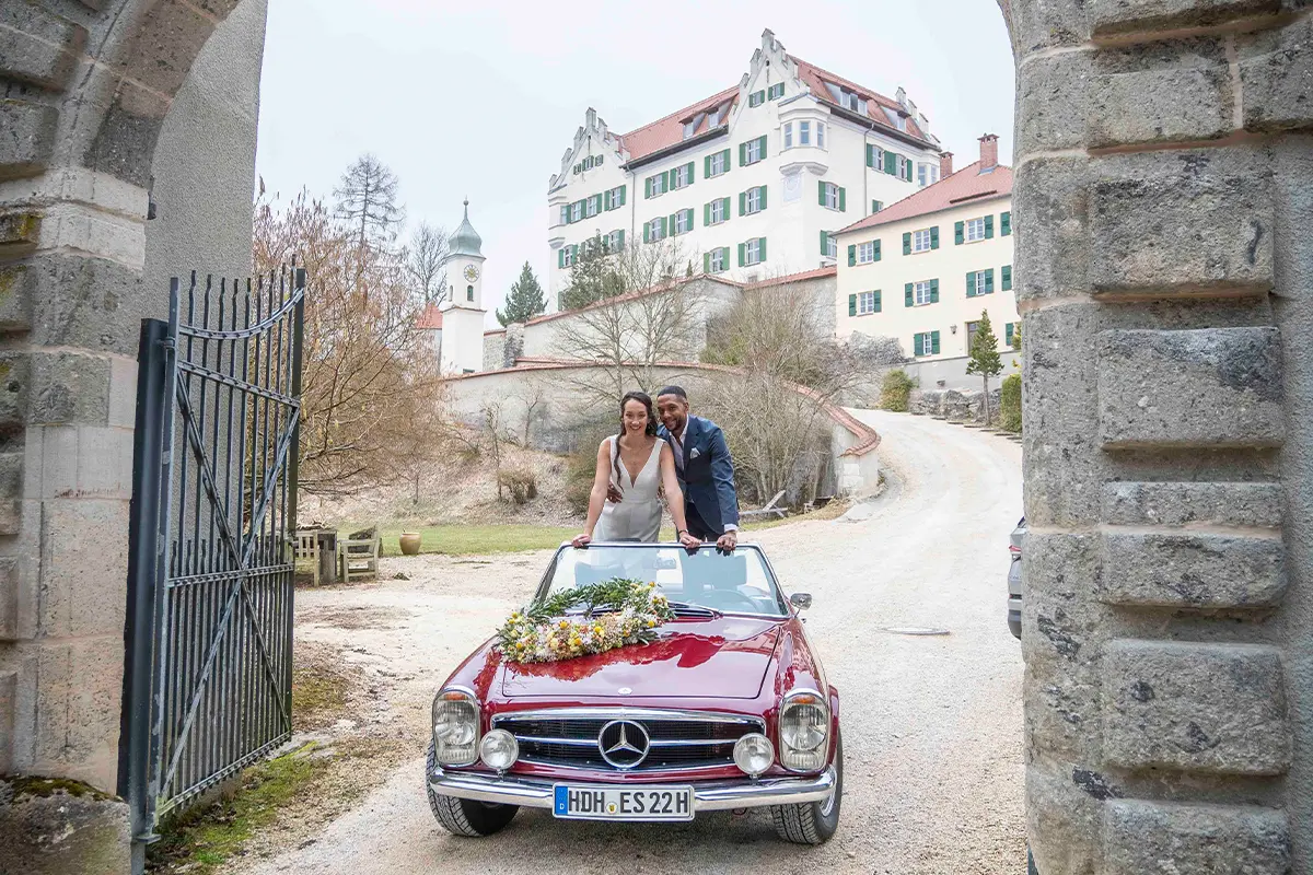 Brautpaar vor dem Schloss