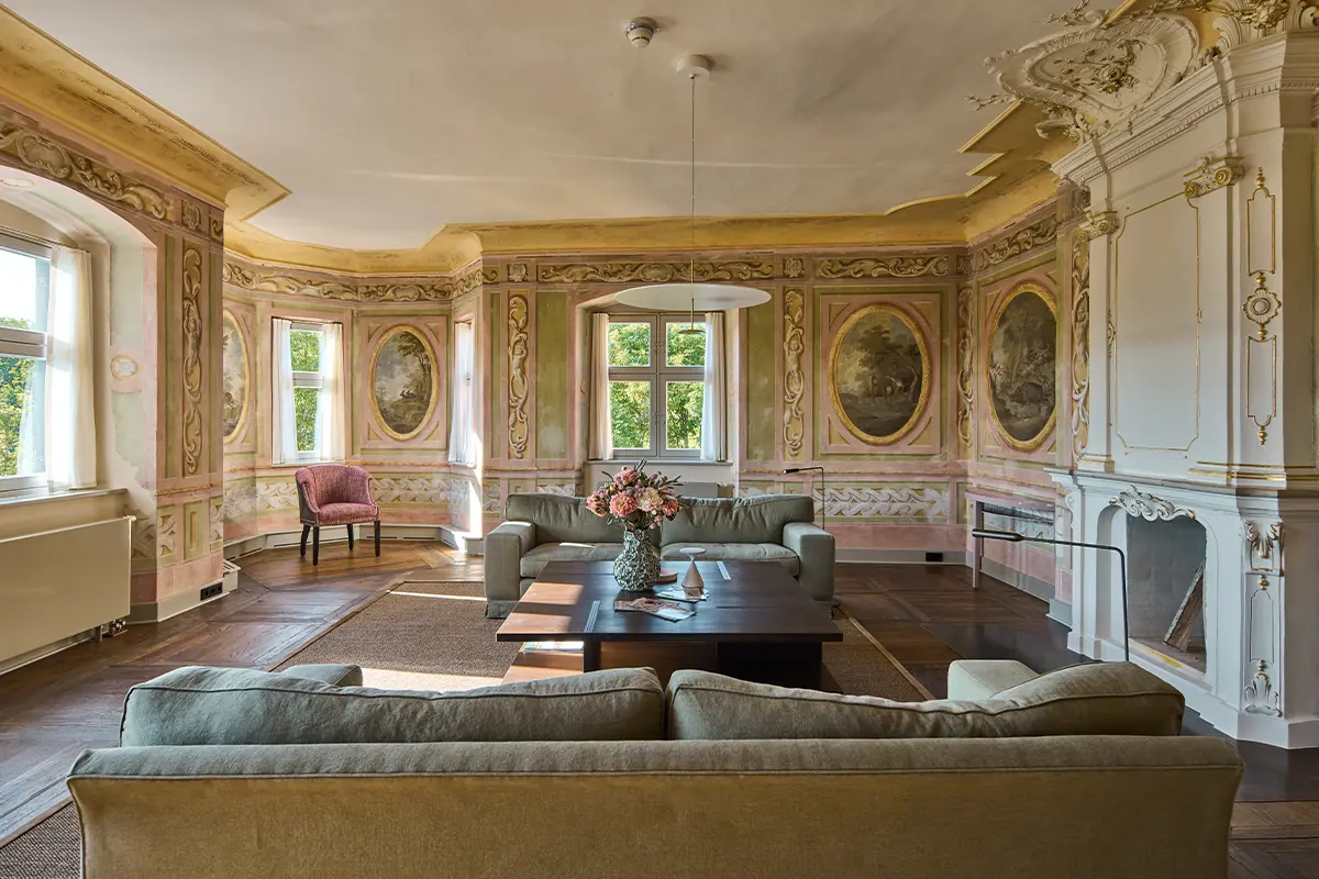 Gemütliches Fürstenzimmer mit Kamin