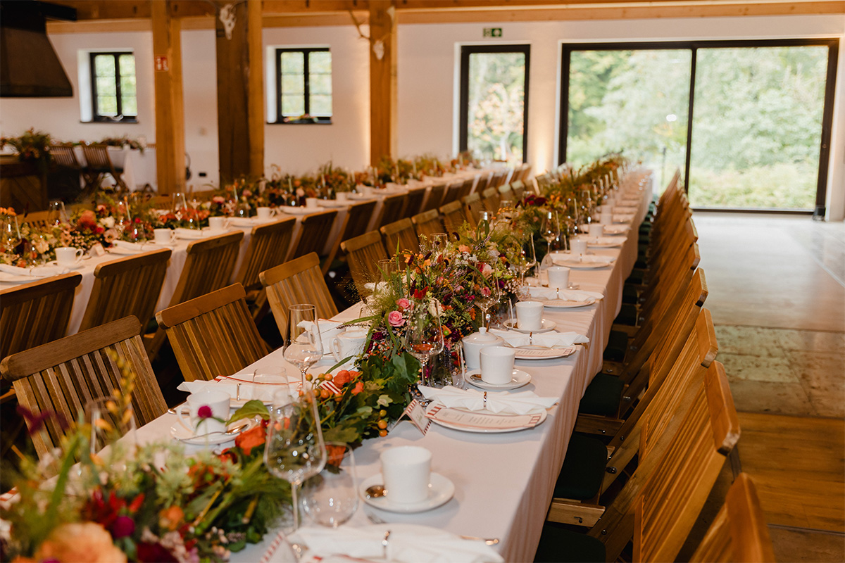 Hütte Tafel mit Blumen