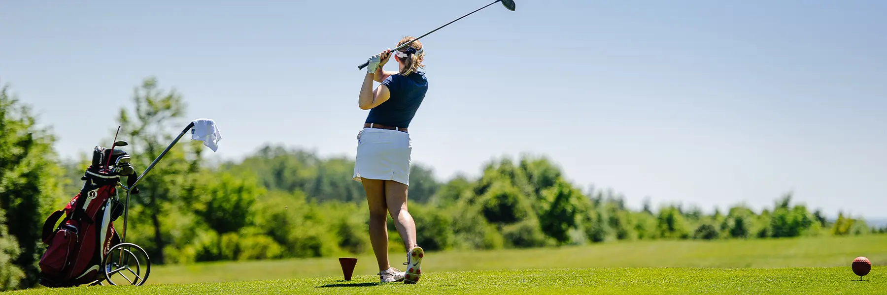 Abschlag einer Frau beim Golf