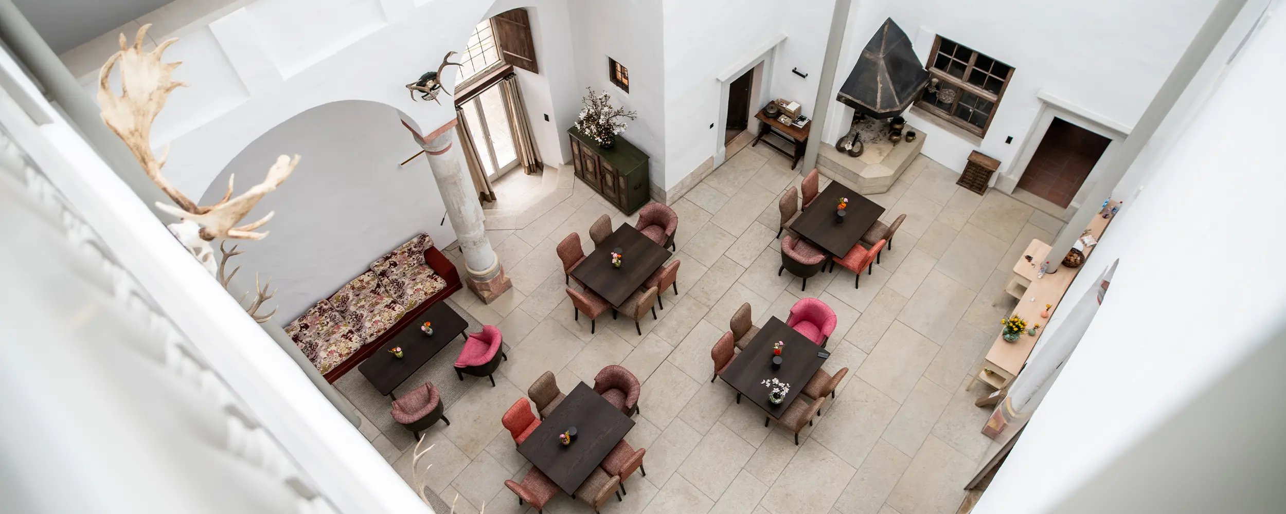 Blick in den überdachten Innenhof von Schloss Duttenstein