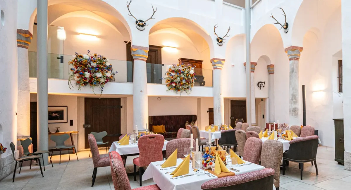 Überdachter Innenhof mit gedeckten Tischen