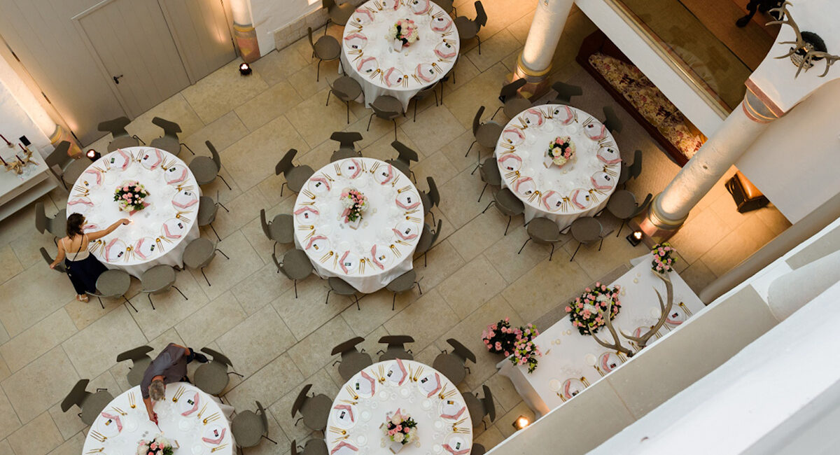 Runde Tische in der Schlosshalle