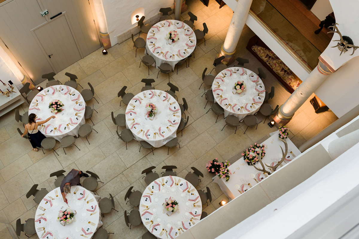 Runde Tische in der Schlosshalle