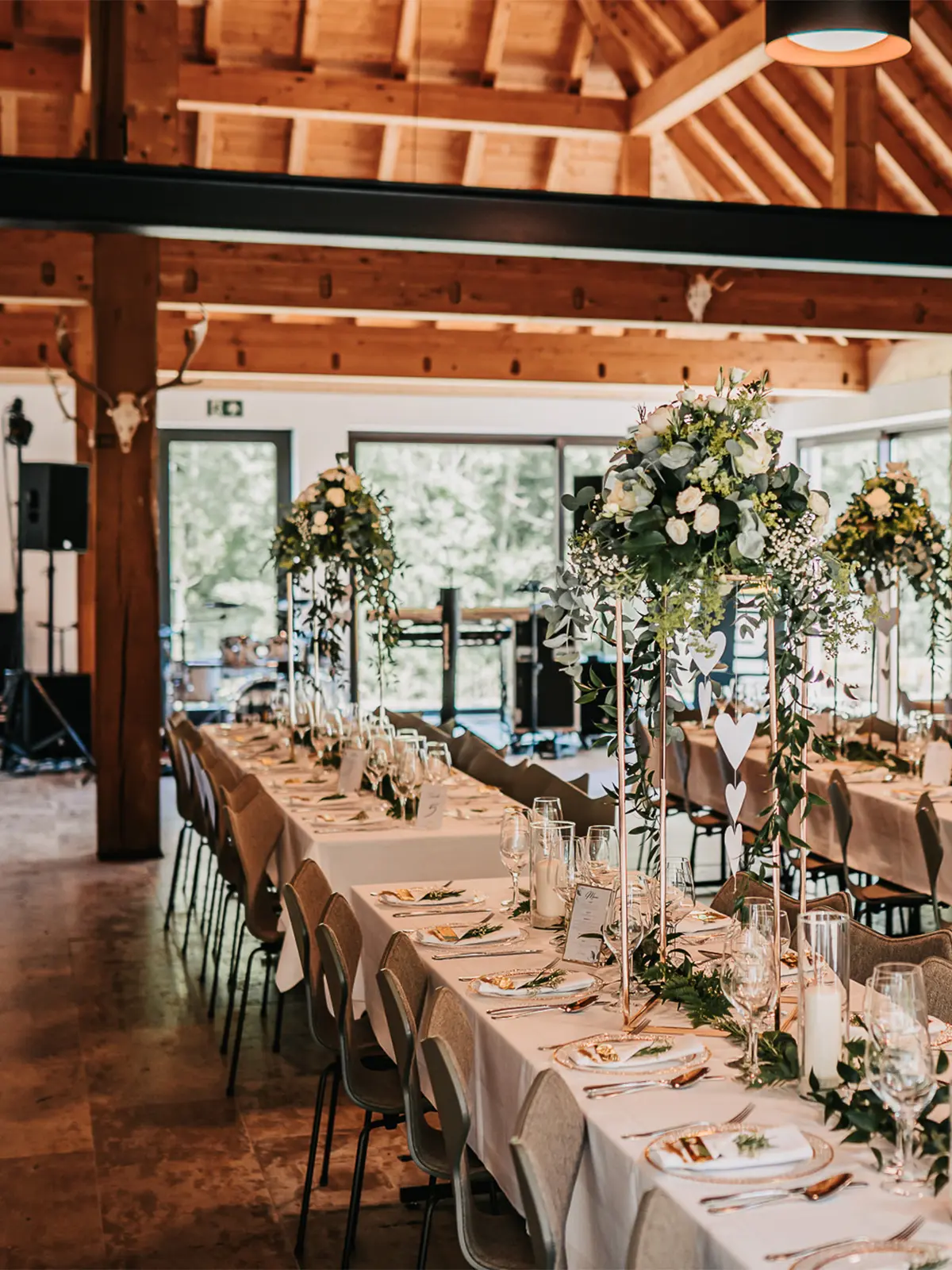 Eingedeckte Tische in der Gaudeamushütte