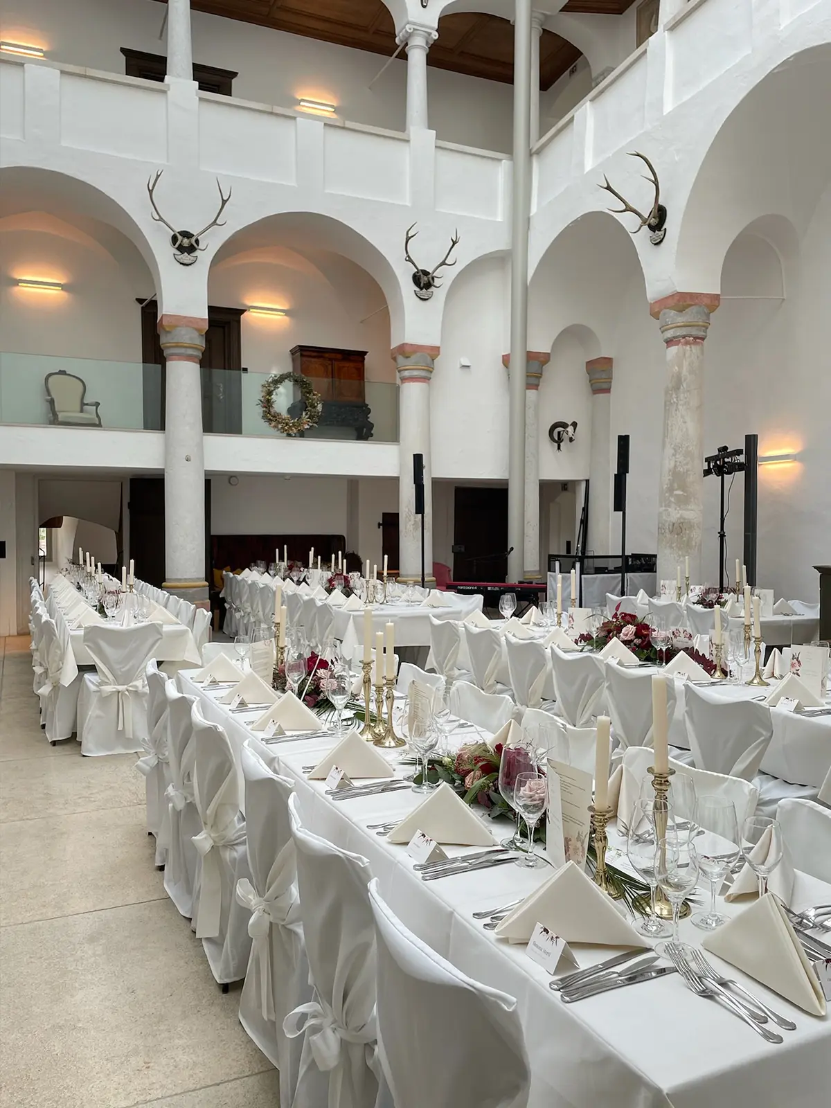 Eingedeckte Tische in der Schlosshalle