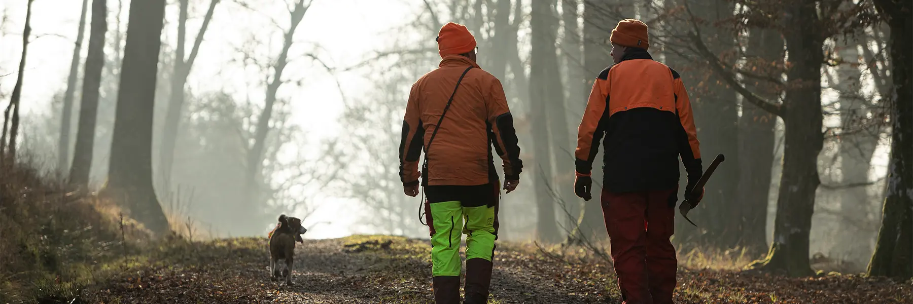 Drückjagd – 2 Jäger mit Jagdhund