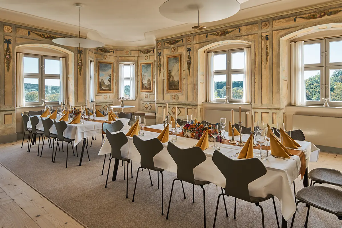 Fürstenzimmer mit gedecktem Tisch