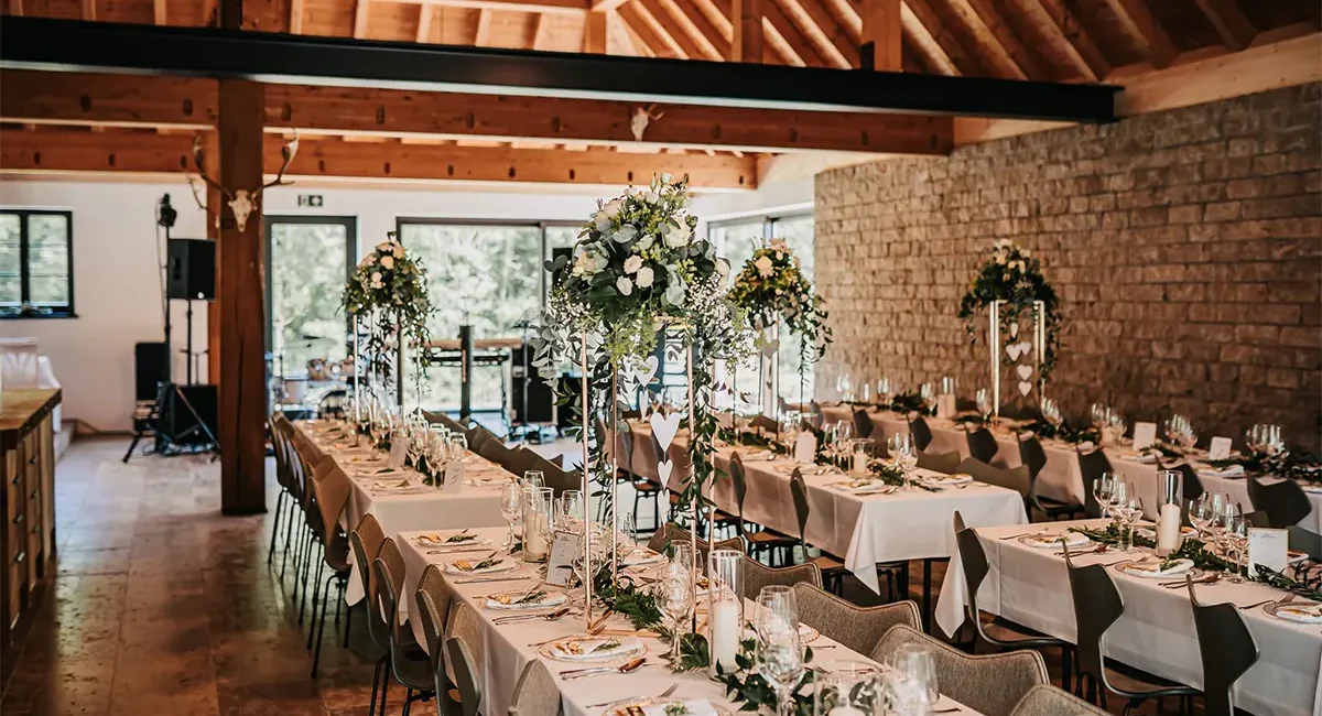 Eingedeckte Tische in der Gaudeamushütte