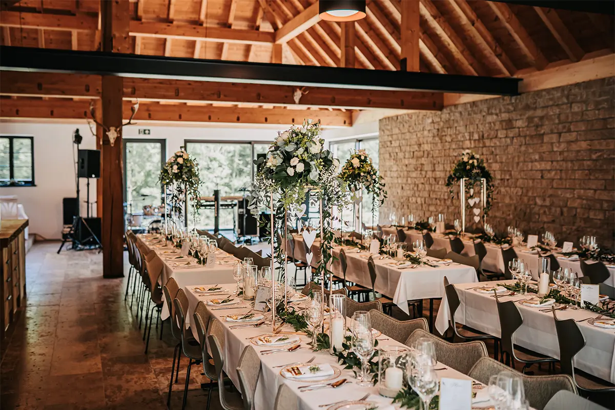 Eingedeckte Tische in der Gaudeamushütte