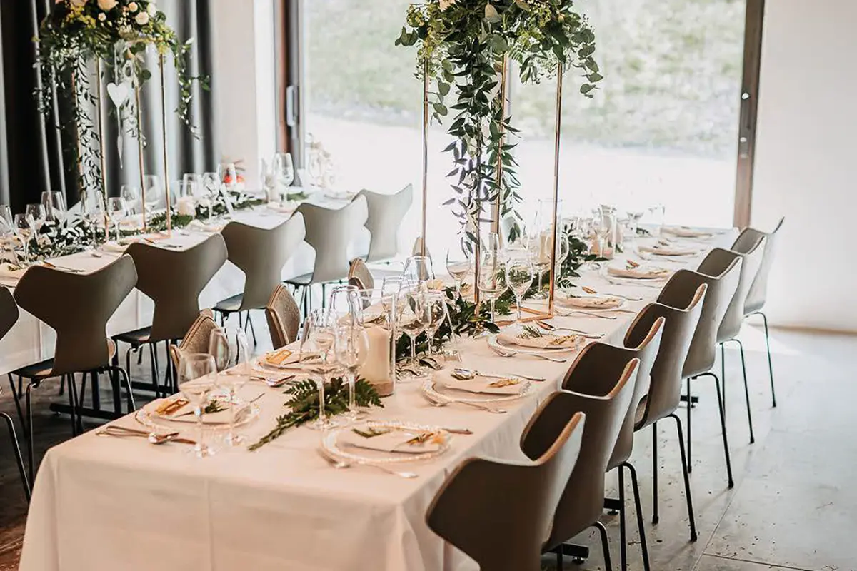 Eingedeckte Tische in der Gaudeamushütte