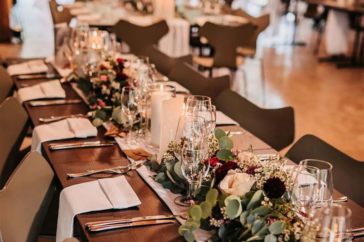 Eingedeckte Tische in der Gaudeamushütte