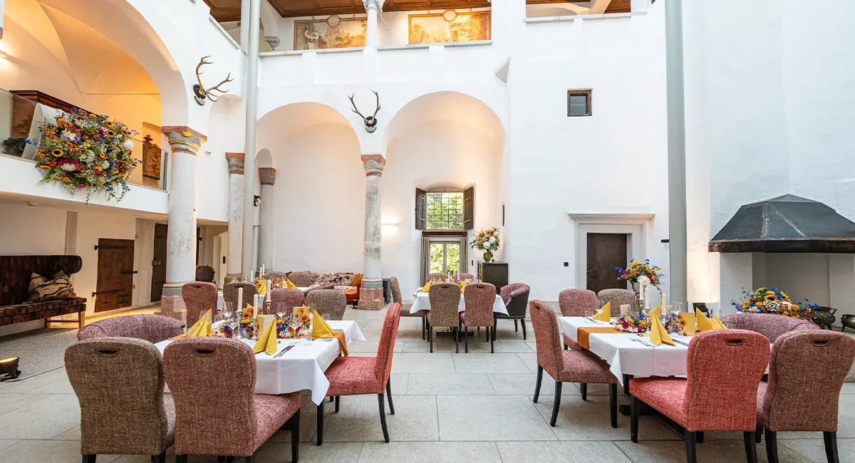 Schlosshalle festlich dekoriert