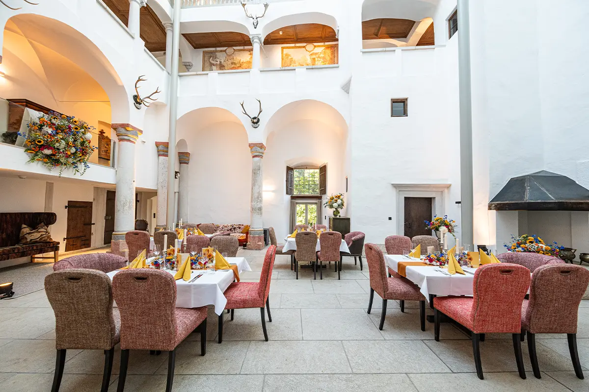 Schlosshalle festlich dekoriert