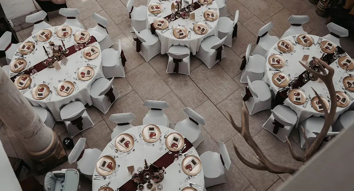 Schlosshalle festlich dekoriert