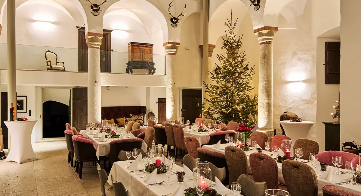 Schlosshalle weihnachtlich dekoriert