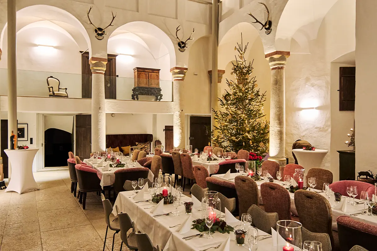 Schlosshalle weihnachtlich dekoriert