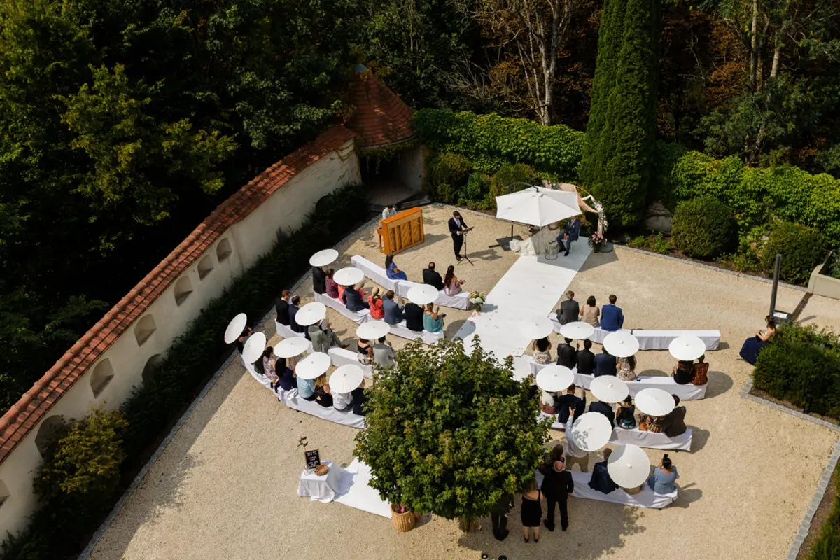 Laufende Trauung auf dem Schlosshof