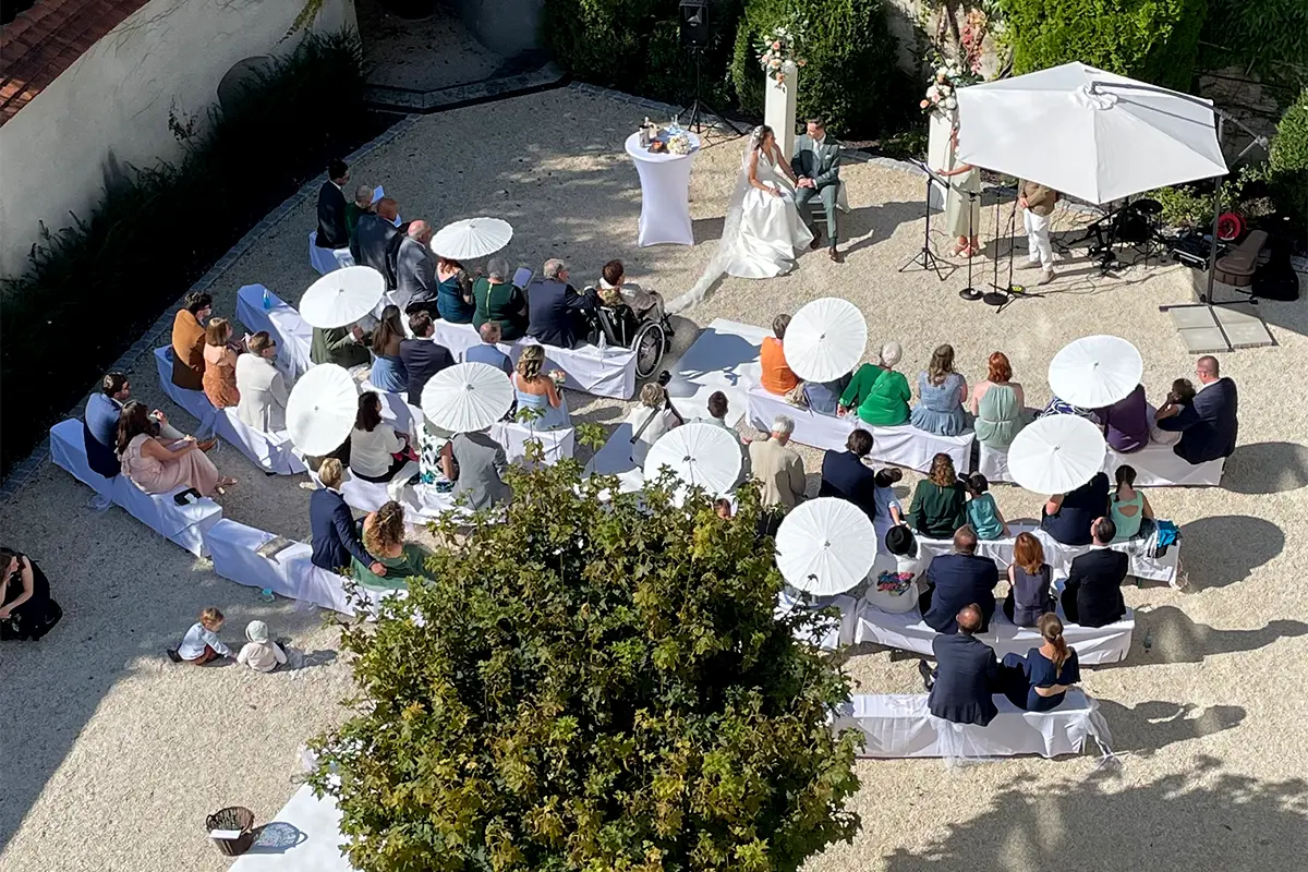 Laufende Trauung auf dem Schlosshof