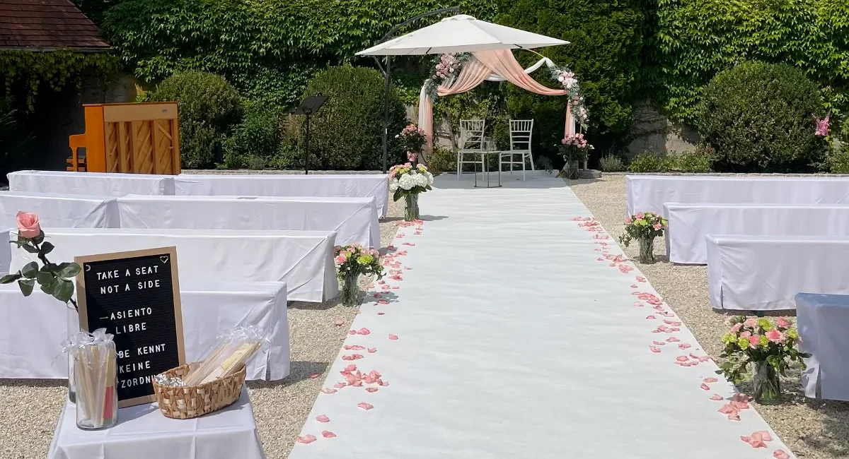 Leerer Trauungsbereich auf dem Schlosshof