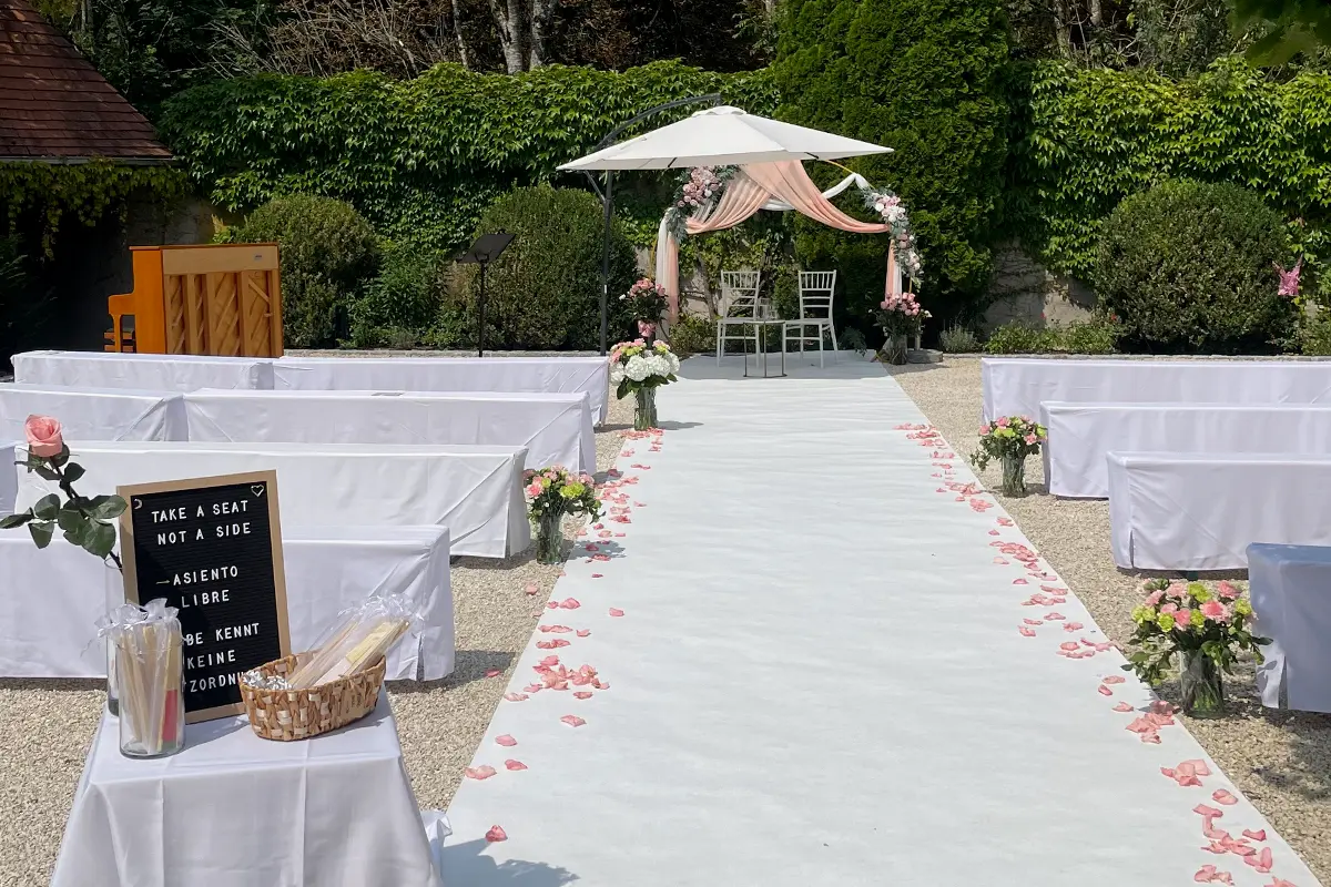 Leerer Trauungsbereich auf dem Schlosshof