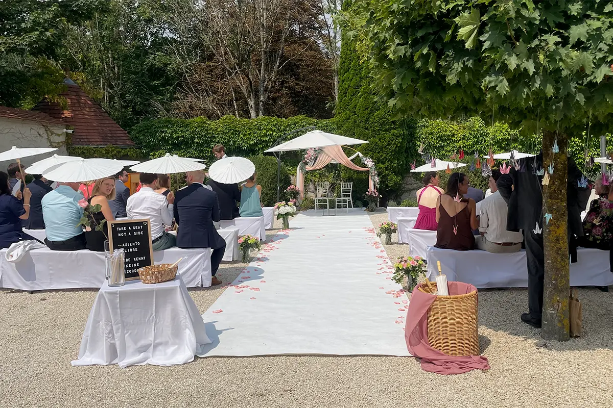 Gäste im Trauungsbereich auf dem Schlosshof