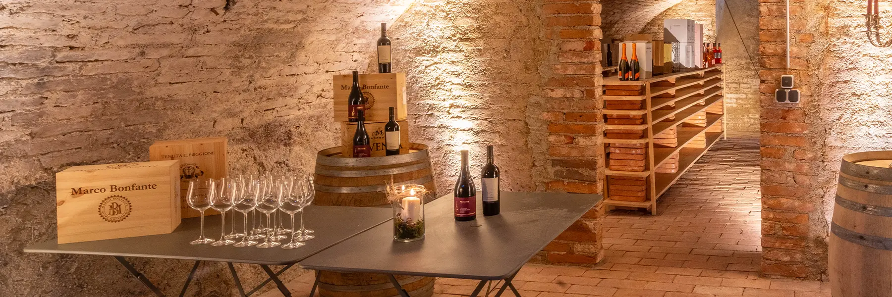 Weinkeller mit gedecktem Tisch