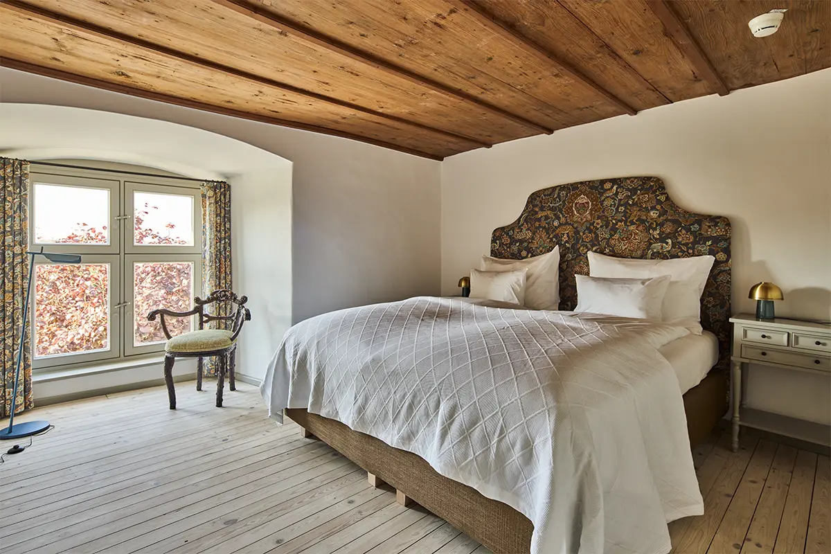 Schlosszimmer in Weiß mit Holzdecke und Holzboden